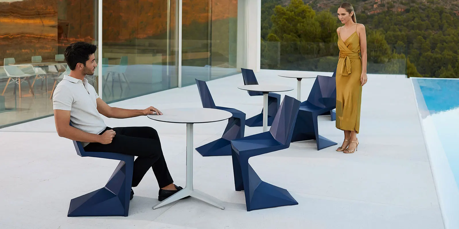 chaises-empilables-mobilier-contract-design-fabricants-mobilier-contract-exterieur-voxel-karim-rashid-vondom (3) copie